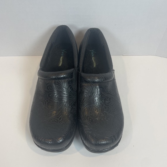 YUU Slip On Clogs Size 7.5 Memory Foam Black Bethanee‎ Embossed - Picture 3 of 5